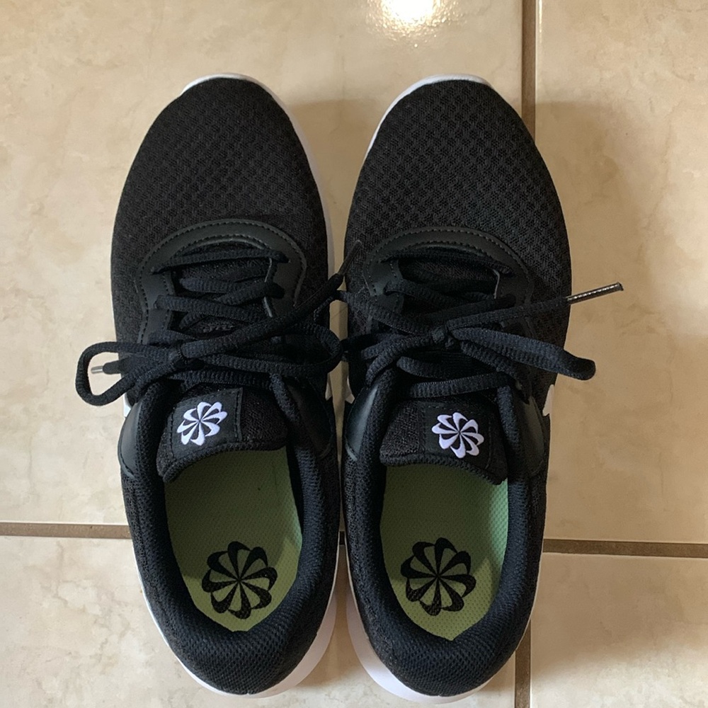 Nike Tanjun running sneakers